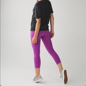 magenta/purple cropped wunder under lululemon